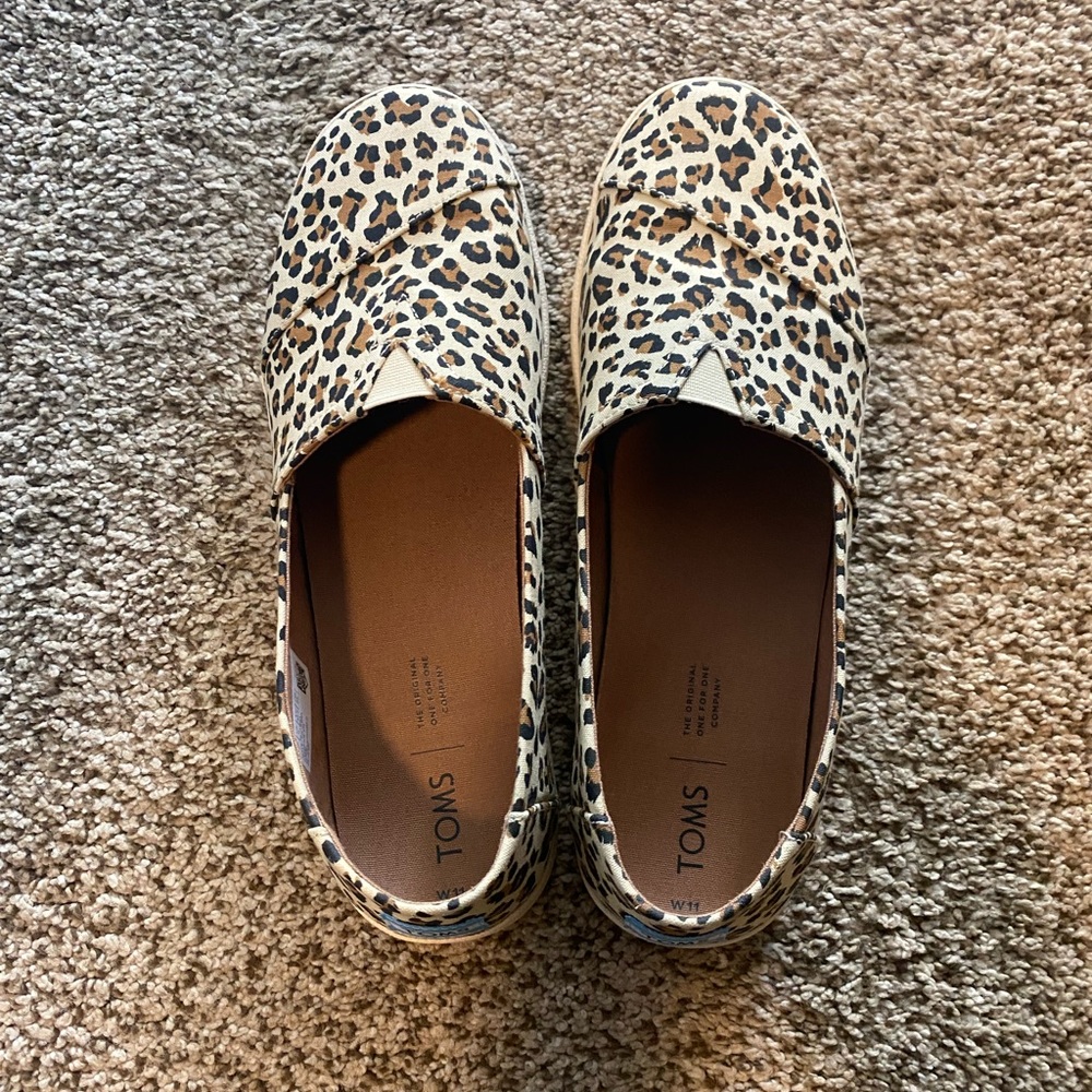 Women’s leopard toms